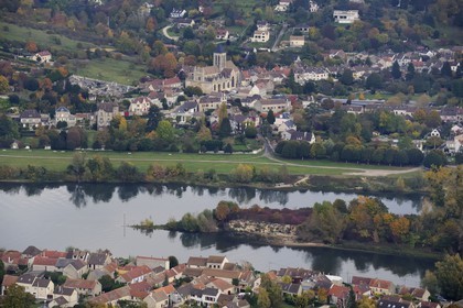 France, Val-d'Oise (95), le village de Vétheuil et son église Notre Dame peinte par Claude Monet dominant la Seine (vue aérienne)