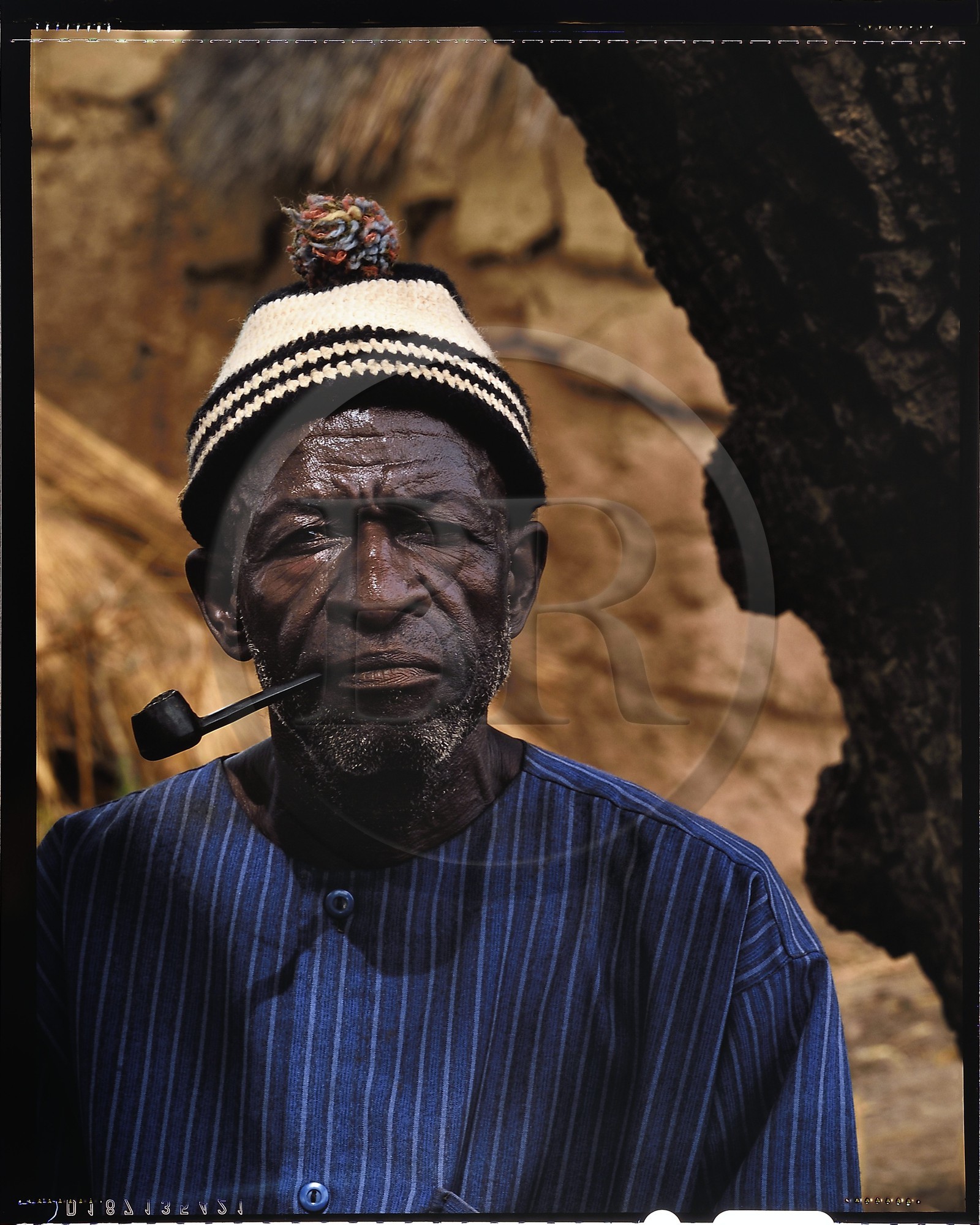Burkina Faso, province de Poni, pays des Lobi, Loropéni, l'homme à la pipe