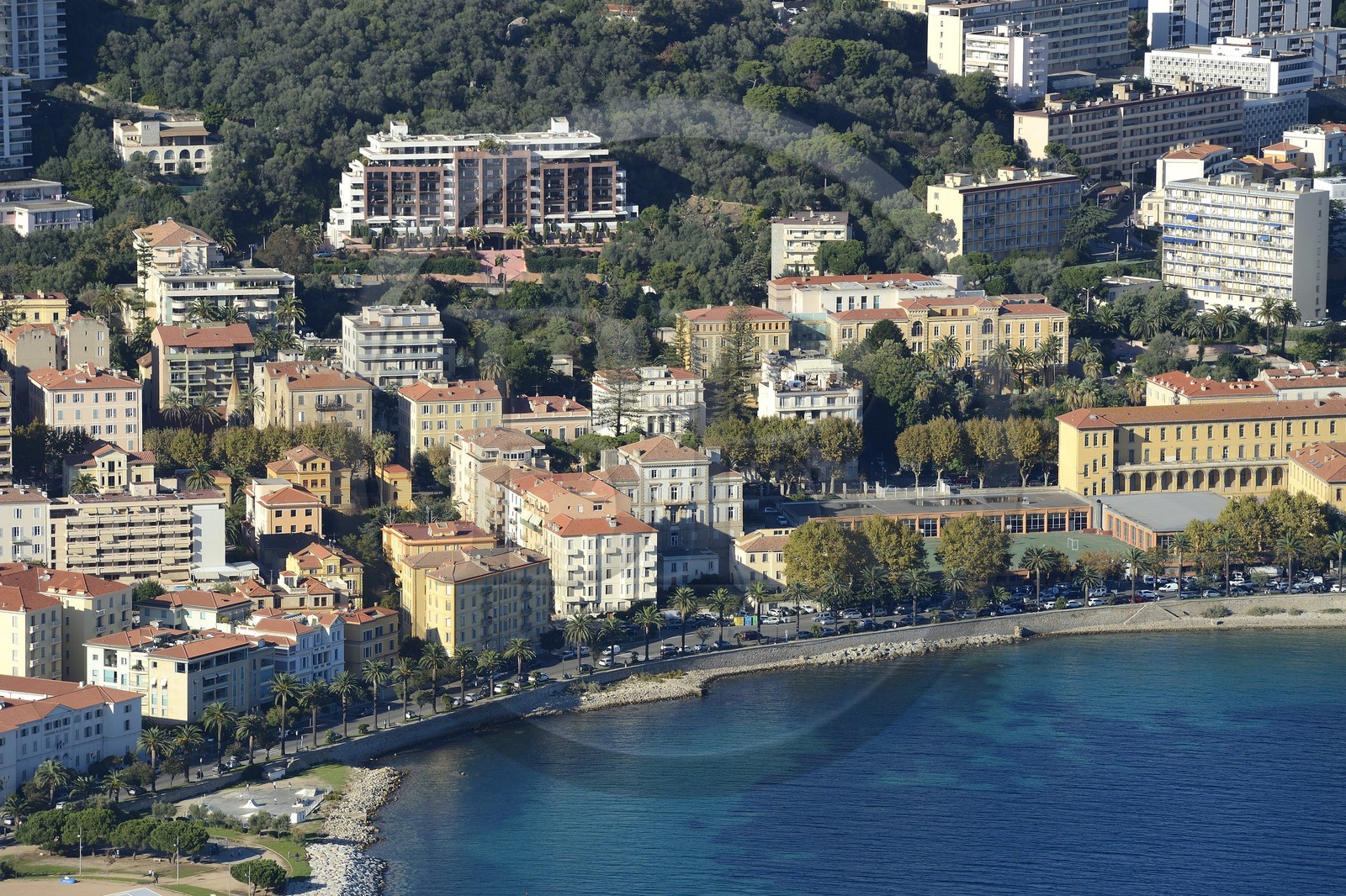 France, Corse-du-Sud (2A), Ajaccio, quartier dit des étrangers, à droite au deuxième plan l'ancien Grand Hotel Continental aujourd'hui siège de la Collectivité territoriale de Corse