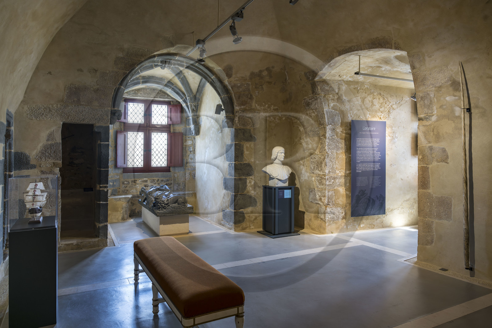 France, Finistère (29), Brest, le musée national de la Marine dans le château, gisant de Gilles de Texue (1478-1514) ecuyer de la Reine de Bretagne qui fut gouverneur du chateau de Brest, corne dent de narval sur la droite