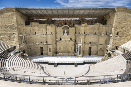 France, Vaucluse (84), Orange, le théatre antique classé Patrimoine Mondial de l'UNESCO, construit sous le règne d'Auguste au Ier siècle, la niche du mur de scène abrite une statue colossale dite de l'empereur Auguste de 3,50 m de haut dont la tête n'est pas d'origine