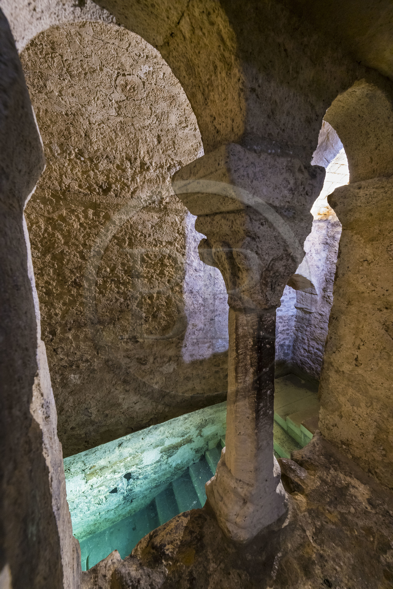 France, Hérault (34), Montpellier, centre historique appelé l’Ecusson, au sous-sol d'un immeuble de la rue de la Barralerie, le mikvé médiéval, bain rituel juif de purification du XIIIème siècle parmi les mieux conservés, est alimenté par une nappe d'eau souterraine constamment renouvelée