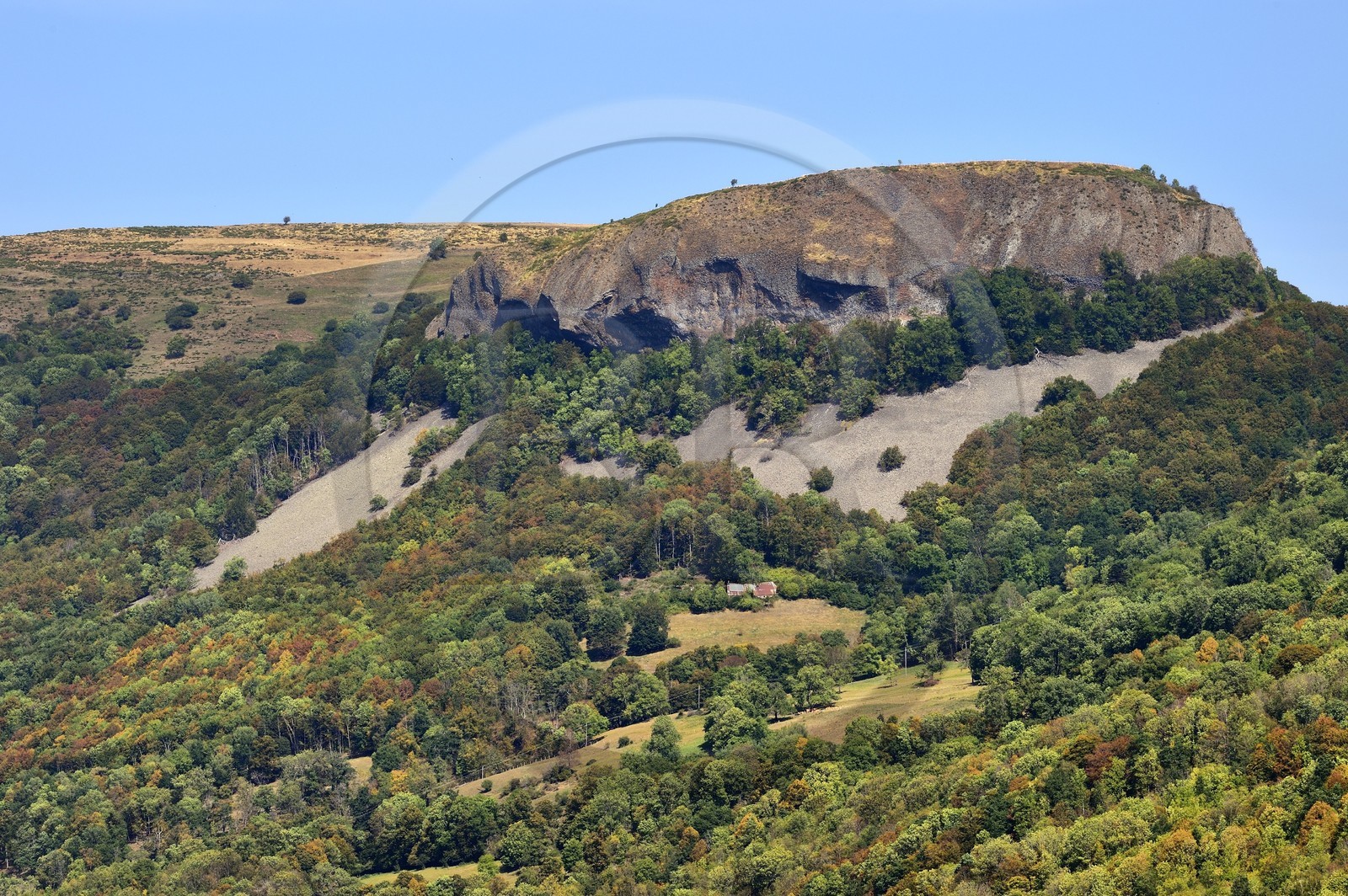 France, Cantal (15), Parc Naturel Régional des Volcans d’Auvergne, Brezons, la vallée de Brezons, le gigantesque bouchon de lave du rocher de La Boyle