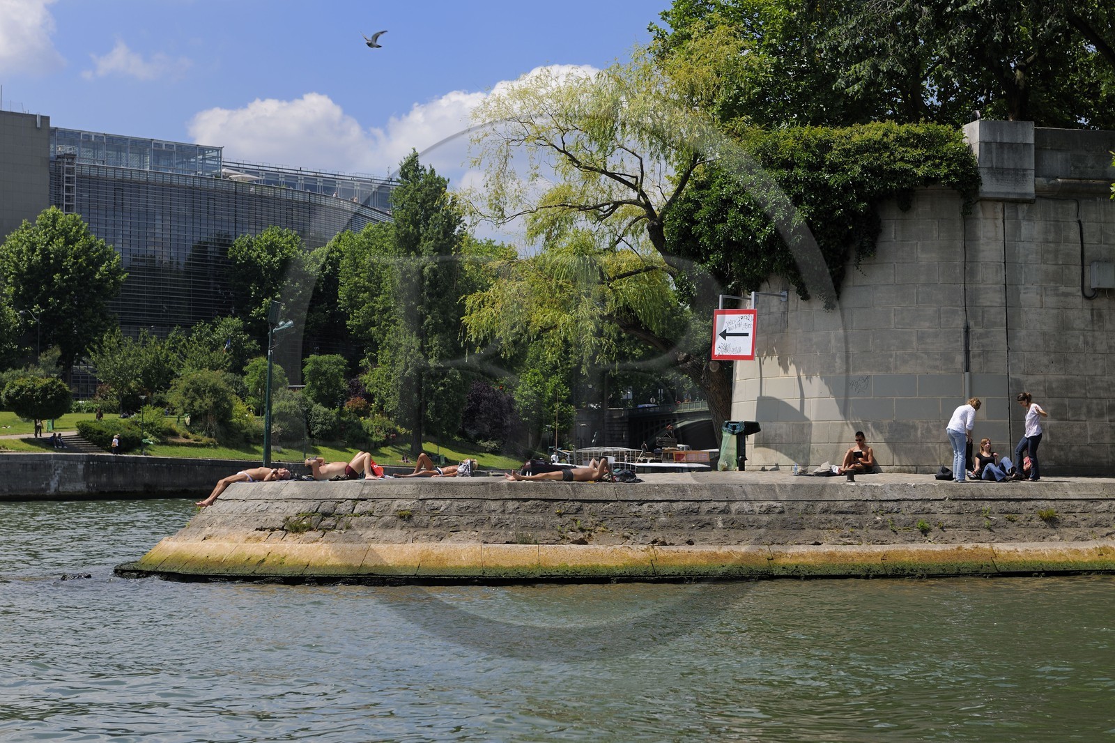 France, Paris (75), île Saint Louis, scéance de bronzage à la pointe orientale de l'île