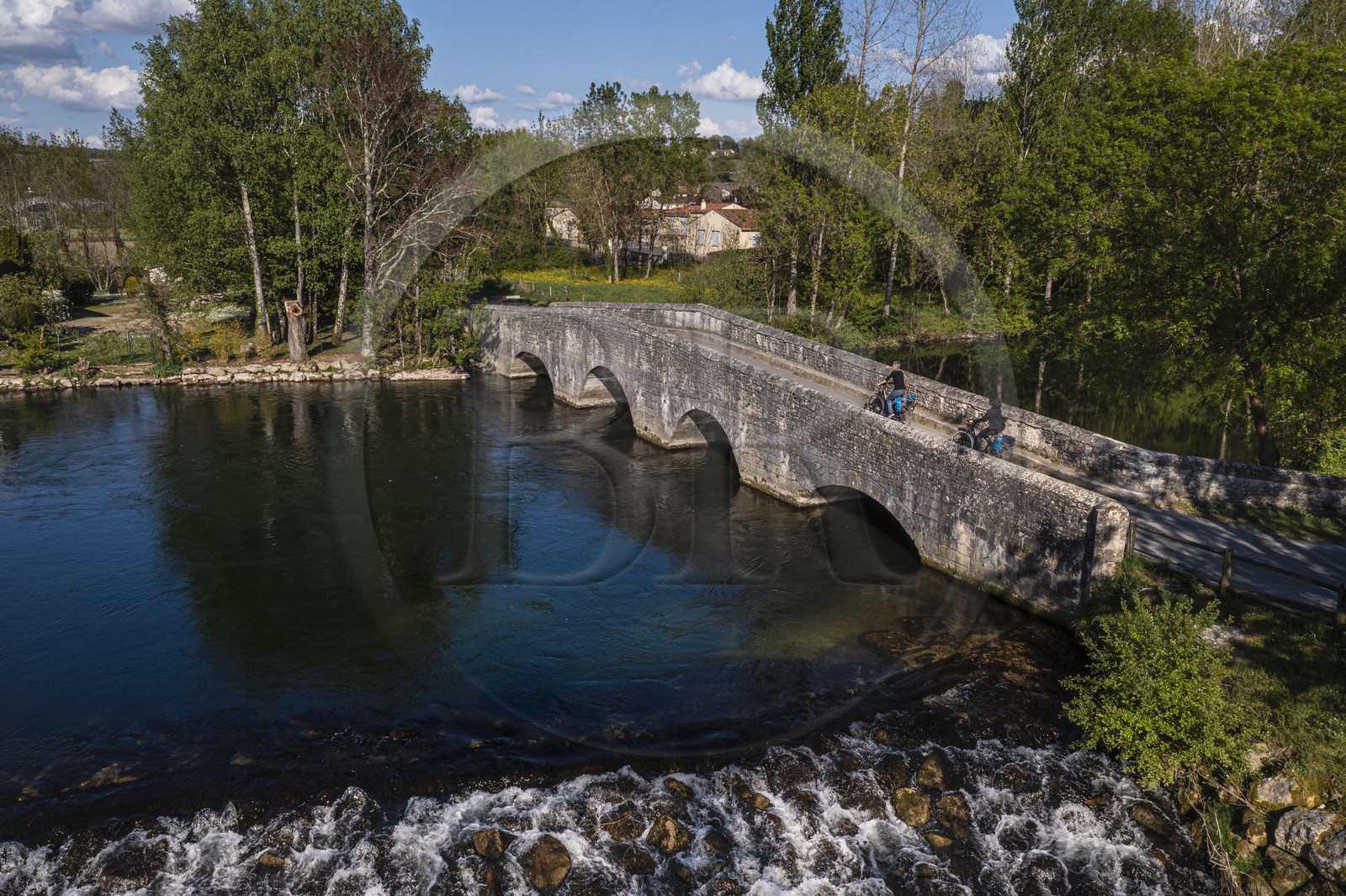 France, Charente (16), vibrac, le Pont coudé médiéval qui traverse La Charente sur le trajet de la véloroute la Flow Vélo (vue aérienne)