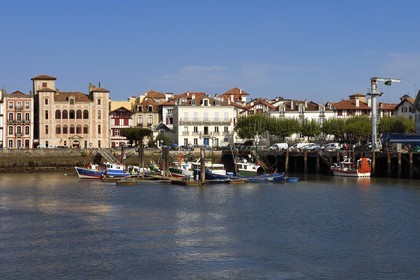 France, Pyrénées-Atlantiques (64), Pays-Basque, Saint-Jean-de-Luz, le port de pêche et la Maison de l'Infante en arrière plan à gauche