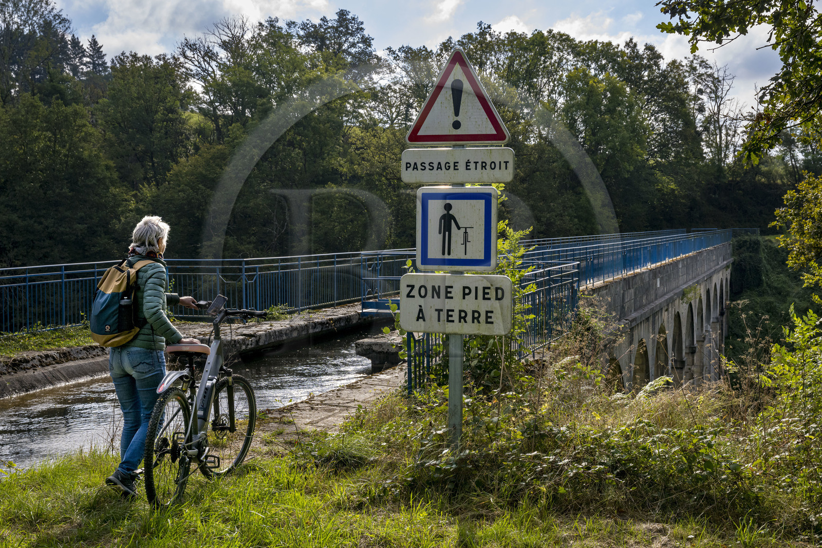 France, Nièvre (58), Parc naturel régional du Morvan, Montreuillon, pont aqueduc de Marigny, haut de 15 m et long de 92 m avec 13 arches, le long de la Rigole d’Yonne qui puise les eaux de l'Yonne au lac de Pannecière et alimente le canal du Nivernais