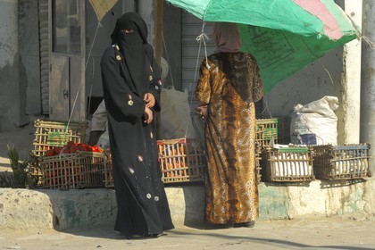 Egypte, désert libyque, Farafra, femme voilée