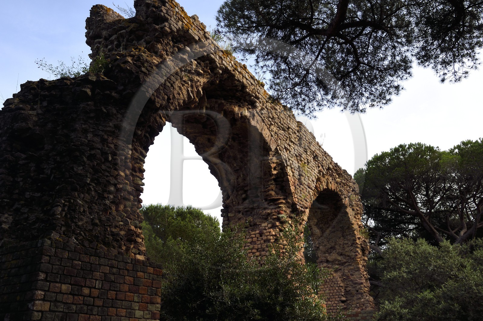 France, Var (83), Fréjus, Forum Julii, parc de la Villa Aurelienne, aqueduc romain