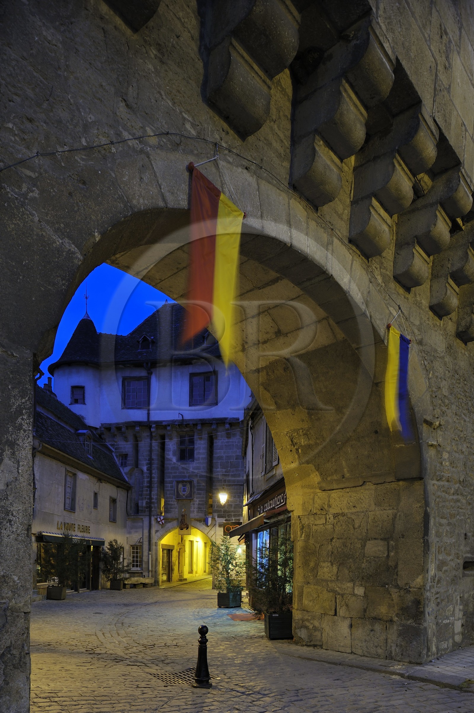 France, Côte d'Or (21), Semur-en-Auxois, la barbacane en avant de la porte Sauvigny