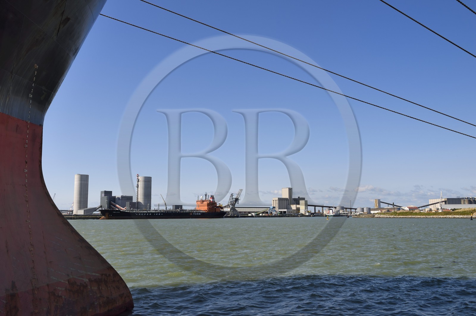France, Charente-Maritime (17), La Rochelle, le Port Atlantique La Rochelle, port de commerce, silos à ciment Eqiom et silos à grains de la société Sica Atlantique