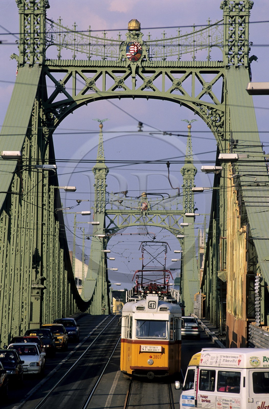 Hongrie, Budapest, tramway sur le Pont de la Liberté sur le Danube reliant Buda et Pest