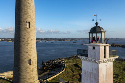 France, Finistère (29), Pays des Abers, Ile Vierge dans l'archipel de Lilia, le phare de l'Ile Vierge, le plus haut phare d'Europe avec 82,5 mètres, apéro avec vue sur l'estuaire de l'Aber Wrac'h depuis le sommet de l'ancien phare de 1845 transformé en écogite (vue aérienne)