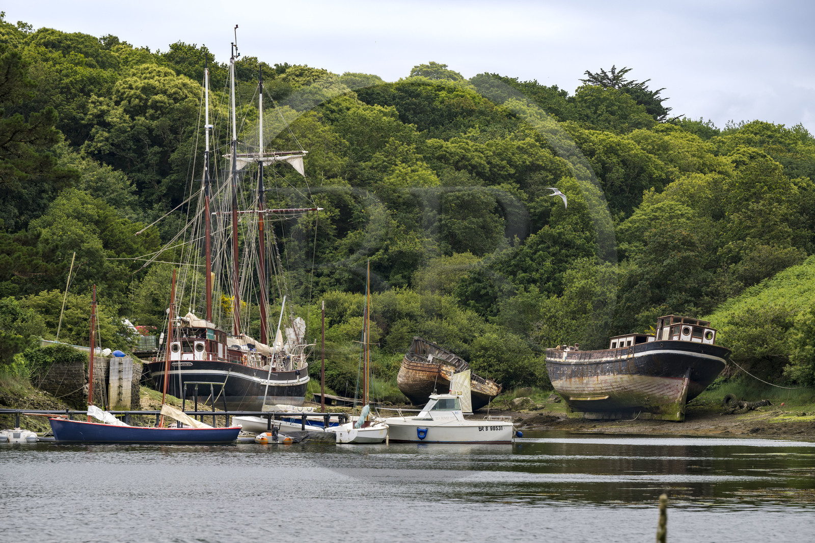 France, Finistère (29), Pays des Abers, Aber Wrac'h, Lannilis, le Moulin de l'Enfer, chantier naval de l'association AJD (association Amis de Jeudi-Dimanche) fondée par le Père Jaouen, l'épave de la goélette à trois mâts et hunier le Bel Espoir II à droite et le nouveau Bel Espoir II à coque en acier à gauche