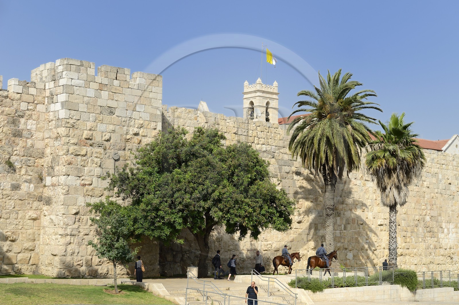 Israel, Jérusalem, ville sainte, patrouille à cheval le long des remparts vers la Porte de Jaffa