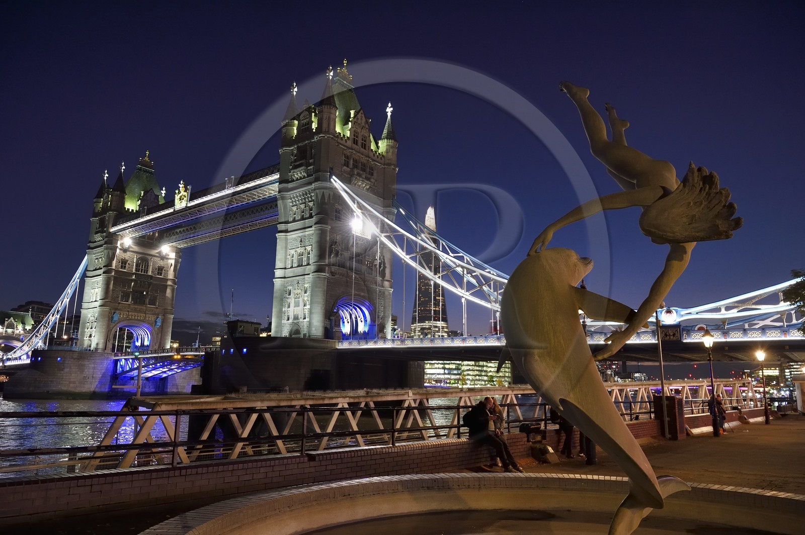 Royaume-Uni, Londres, district de Tower Hamlets, le Tower Bridge sur la Tamise, sculpture de David Wynne la jeune fille avec un dauphin, la Shard London Bridge Tower de l'architecte Renzo Piano en arrière-plan