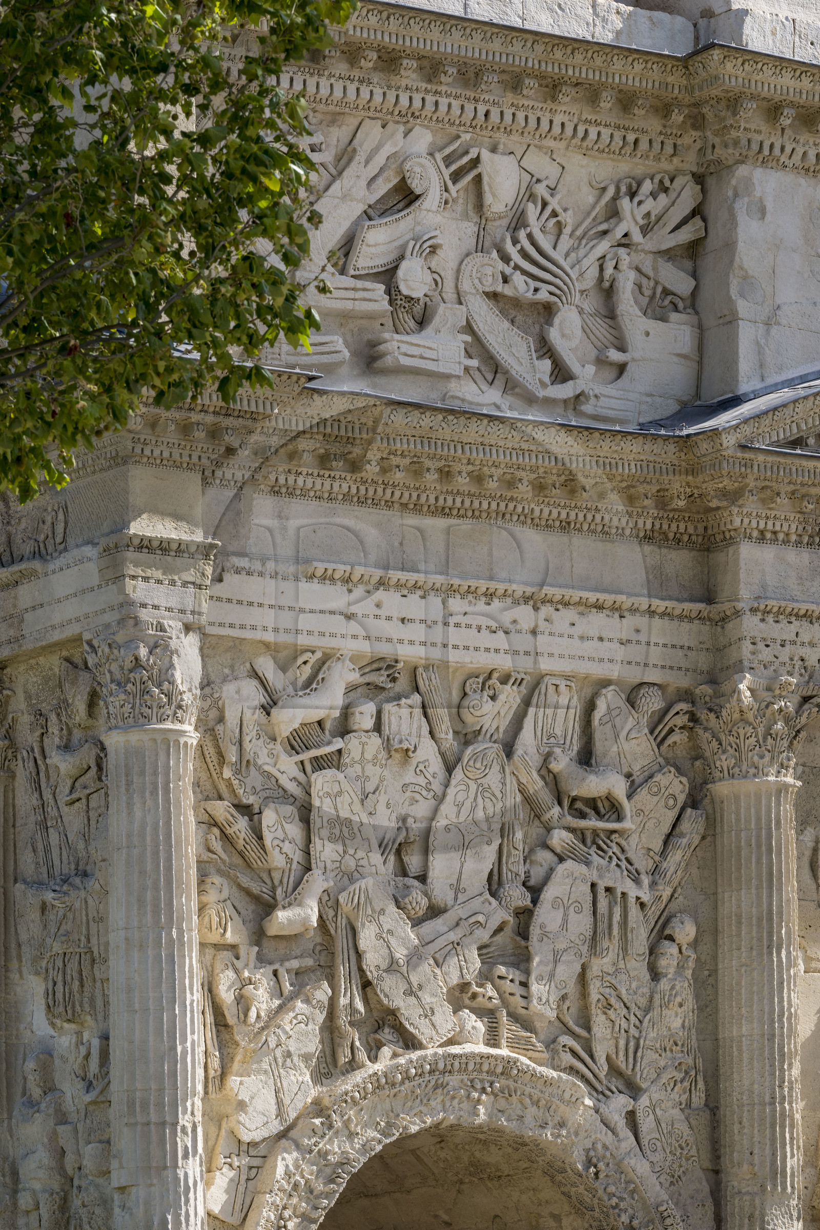 France, Vaucluse (84), Orange, l'arc de triomphe d'Orange, classé Patrimoine Mondial de l'UNESCO, arc monumental romain du début du Ier siècle, trophée d'armes avec boucliers, étendards, casques ...
