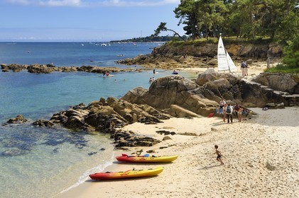 France,  Finistère (29), Fouesnant, le littoral entre le Cap Coz et la Pointe de Beg Meil,  plage de Bot-Conan que longe le sentier cotier