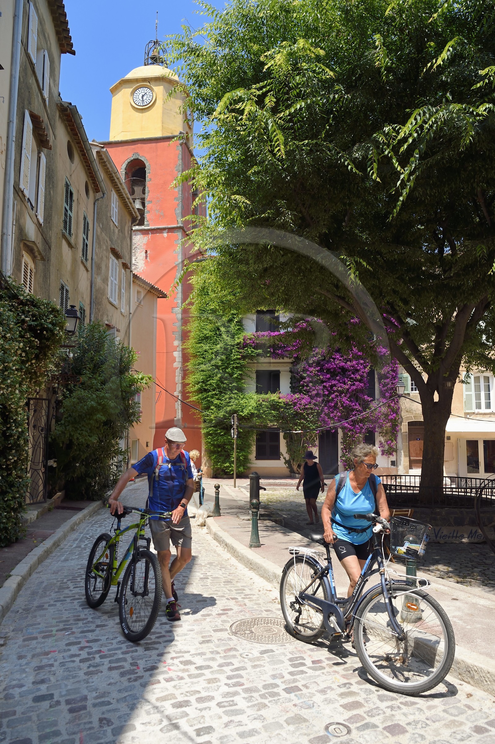 France, Var (83), Saint-Tropez, place de l'Ormeau, église paroissiale Notre-Dame de l'Assomption