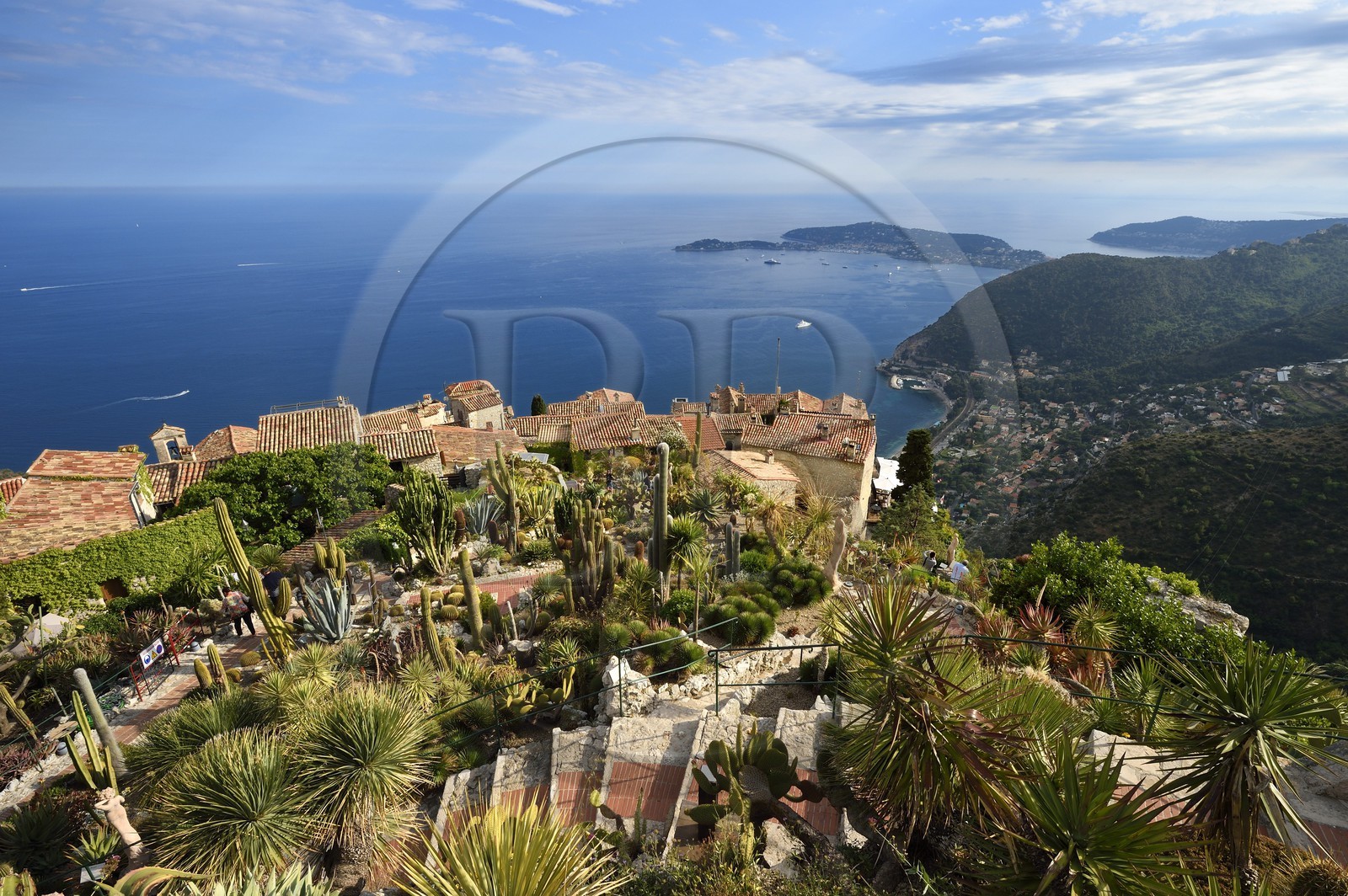 France, Alpes-Maritimes (06), le village perché d'Eze et son Jardin Exotique, Saint-Jean-Cap-Ferrat en arrière plan