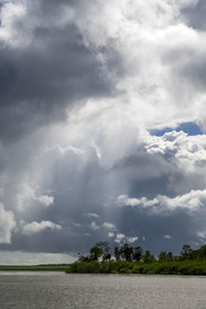 France, Guyane, Kourou, estuaire du fleuve Kourou et gros nuages