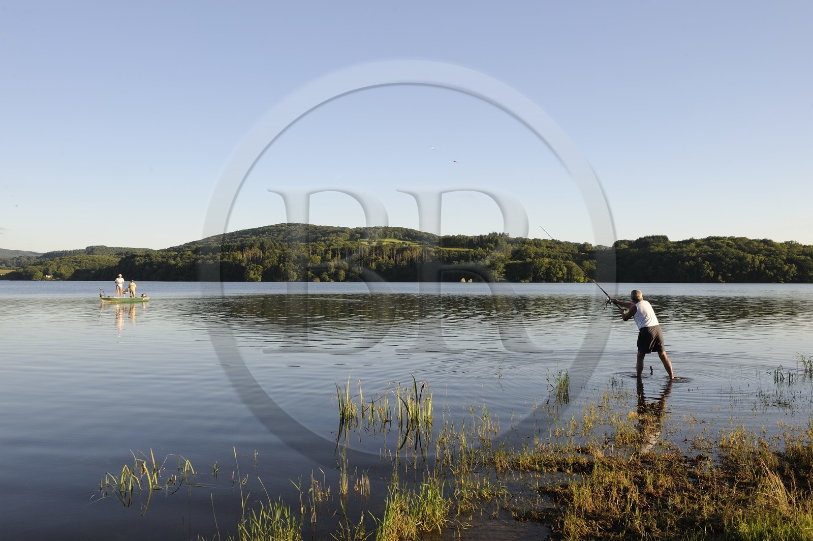France, Nièvre (58), lac de Pannecière, pêche à la ligne en soirée