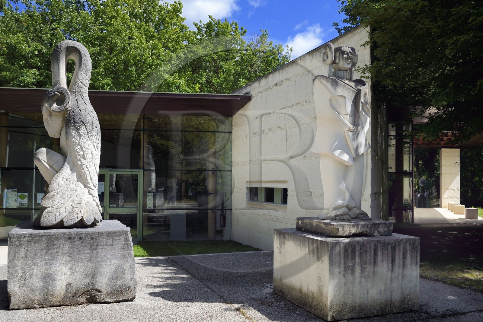 France, Charente-Maritime (17), Saintonge, Crazannes, La Pierre de Crazannes, sculpture devant le musée