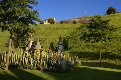 France, Moselle (57), parc régional des Vosges du nord, Bitche, le Jardin pour la Paix au pied de la citadelle fortifiée par Vauban