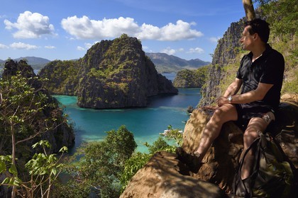 Philippines, Calamian Islands dans le nord de Palawan, Coron Island Natural Biotic Area, lagon sur le chemin du lac Kayangan, falaises abruptes et formations rocheuses karstique en calcaire du Permien