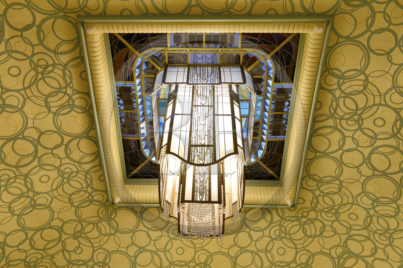 France, Marne (51), Reims, la bibliothèque Carnegie de style Art Nouveau, le lustre du grand hall d'entrée fut dessiné par le maître verrier rémois Jacques Simon