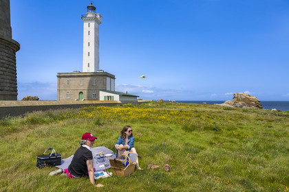 France, Finistère, Abers Country (Pays des Abers), Ile Vierge (Virgin Island) in the Lilia archipelago, picnic at the foot of the Virgin Island lighthouse, the old lighthouse from 1845 in the background