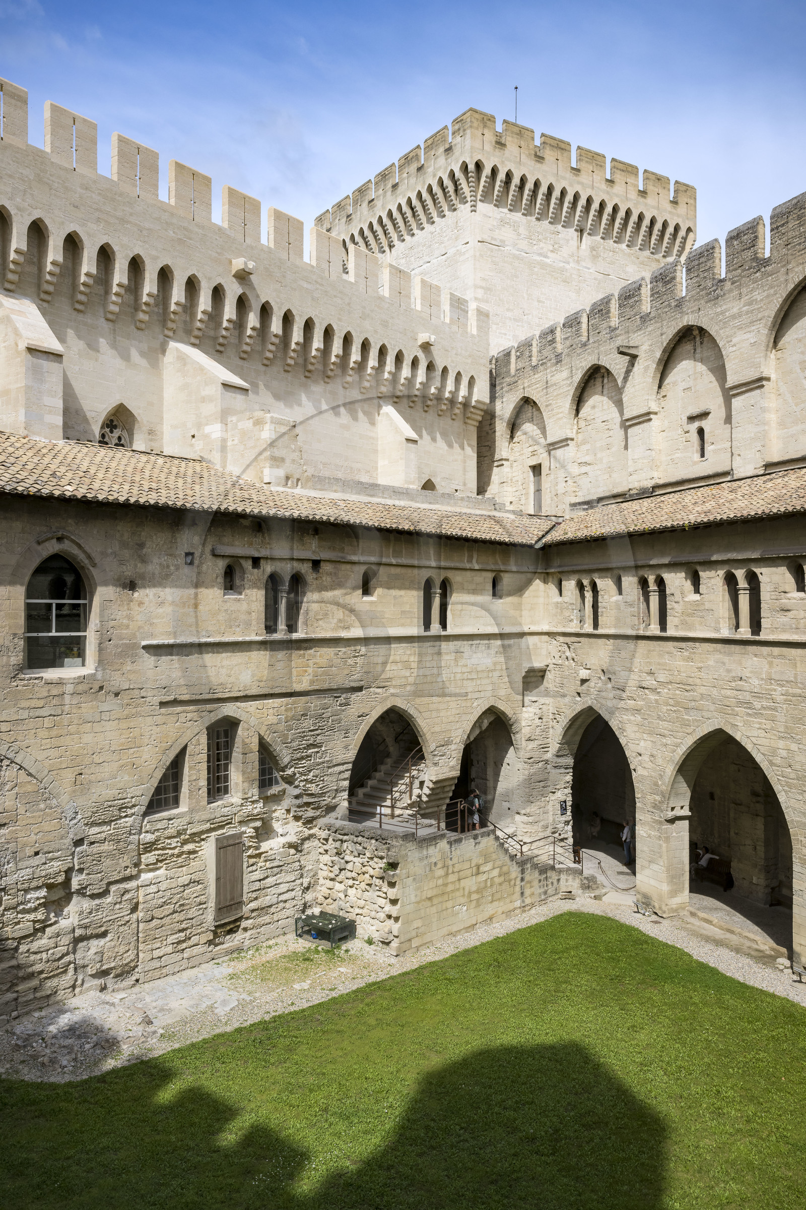France, Vaucluse (84), Avignon, Palais des Papes classé Patrimoine mondial de l'UNESCO, la Cour du cloitre dans le vieux palais et la tour de la Campane