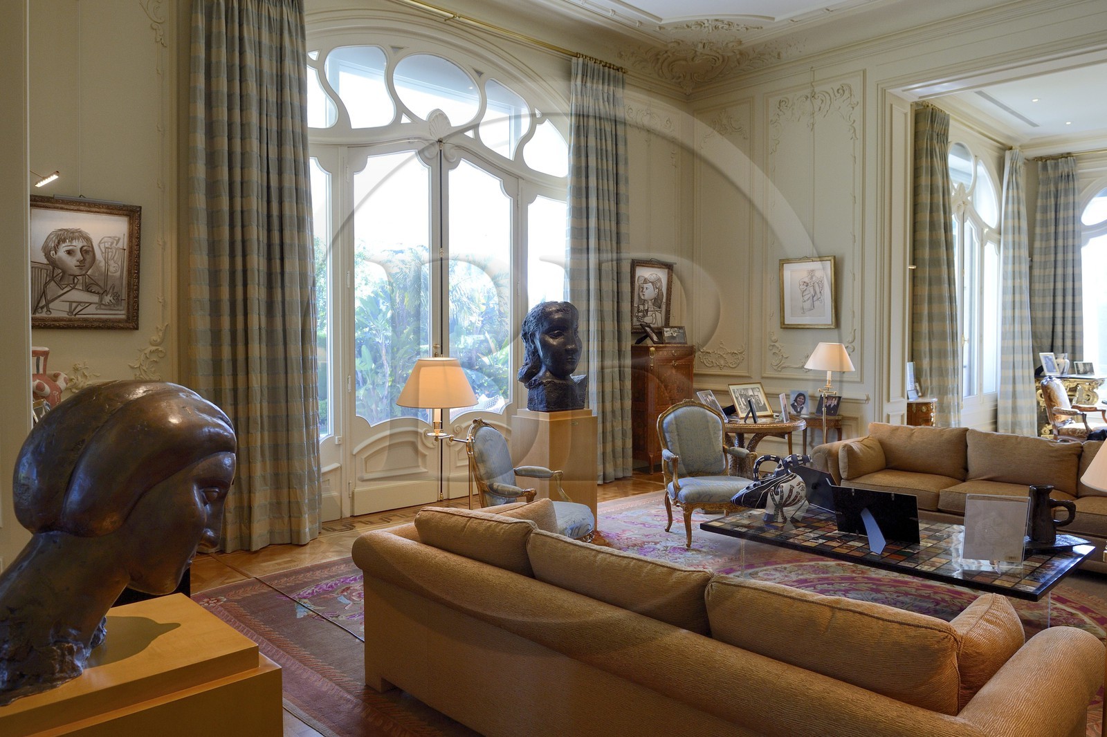 France, Alpes-Maritimes (06), Cannes, la villa La Californie où vécu Pablo Picasso, aujourd'hui renommé le Pavillon de Flore par Marina Picasso, sculpture de Pablo Picasso (Tête de femme - Boisgeloup 1931)  dans le salon