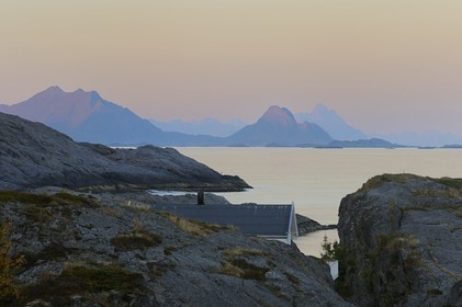 Norvège, Nordland, Iles Lofoten, Ile de Flakstadoy, coucher de soleil sur le Vestfjorden à Nesland