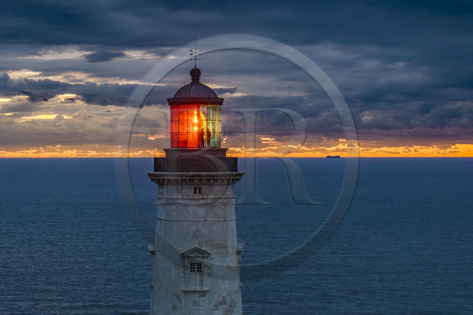 France, Gironde (33), le Verdon-sur-Mer, phare de Cordouan, classé Patrimoine Mondial de l'UNESCO, le gardien de phare Nicolas Quezel-Guerraz est dans la lanterne dont le feu éclaire l'horizon  à la nuit tombante (vue aérienne)