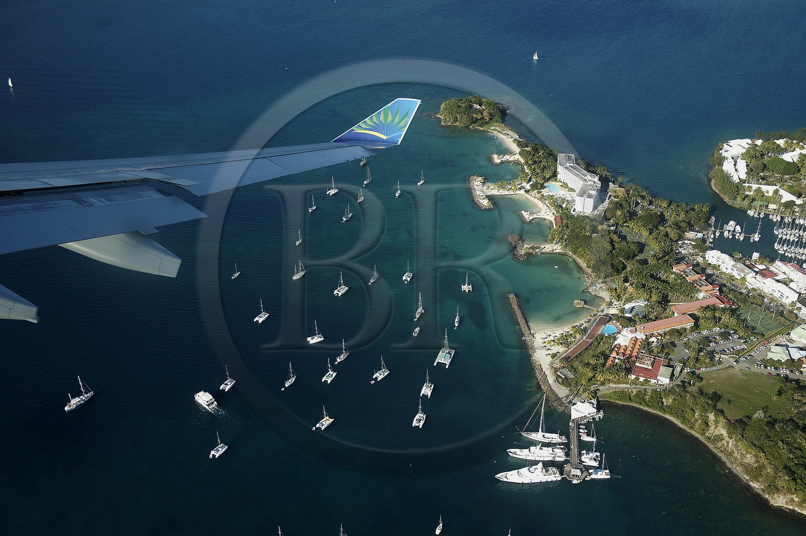France, Martinique, avion d'Air CaraÏbes survolant Les Trois îlets près de Fort-de-France (vue aérienne)