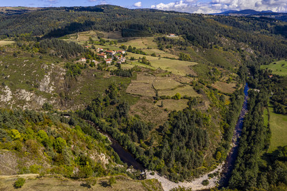 France, Haute-Loire (43), vallée de la Loire, Lafarre, point de vue panoramique sur le fleuve depuis le haut des gorges, le village de Gramaize sur la rive droite et le plateau du Mézenc en arrière plan (vue aérienne)