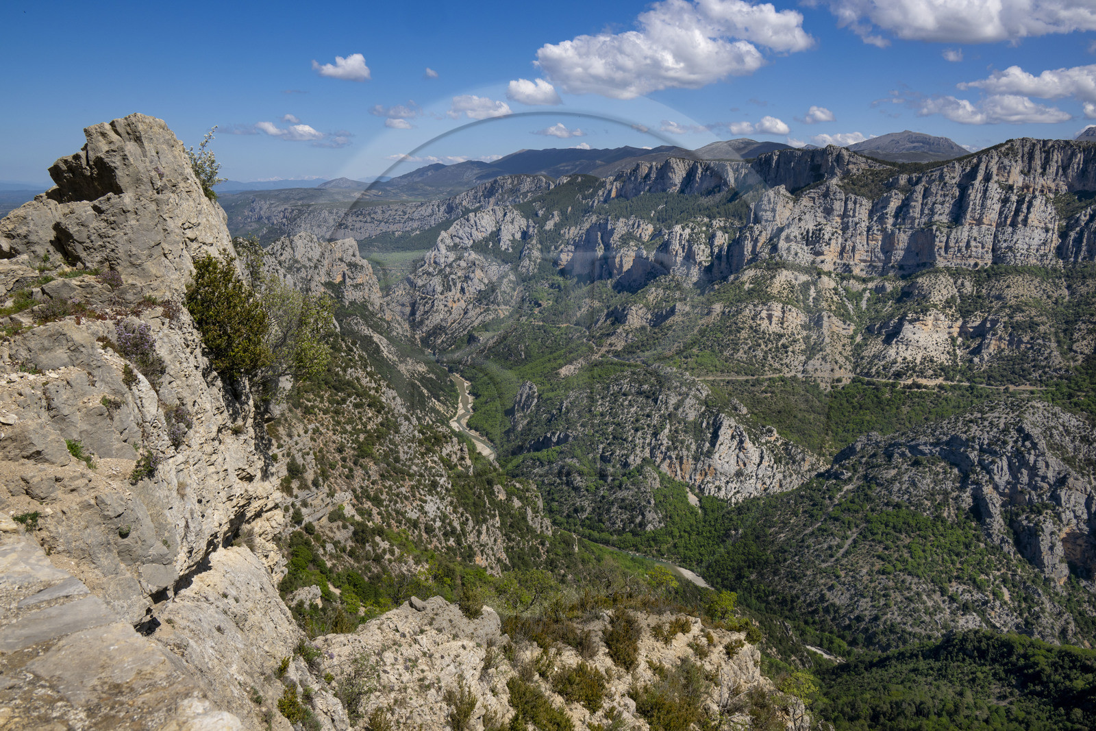 France, Var (83) rive gauche et Alpes-de-Haute-Provence (04) rive droite, Parc Naturel Régional du Verdon, les Gorges du Verdon débouchant sur le lac de Sainte Croix vu depuis le Col d'Illoire