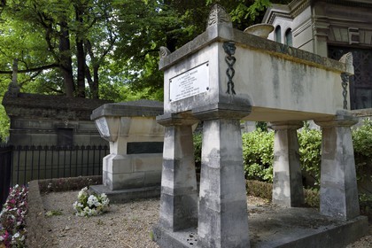 France, Paris (75), cimetière du Père-Lachaise, la tombe de Molière au premier plan et de La Fontaine en arrière plan