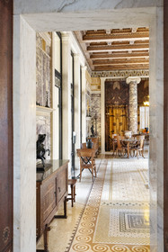 France, Alpes-Maritimes (06),  France, Alpes Maritimes (06), Beaulieu sur Mer, villa Kerylos de style neo-grec construite en 1908 par architecte Emmanuel Pontremoli, l'Andron ou salon des hommes dont les murs sont revetus de marbres d'Italie