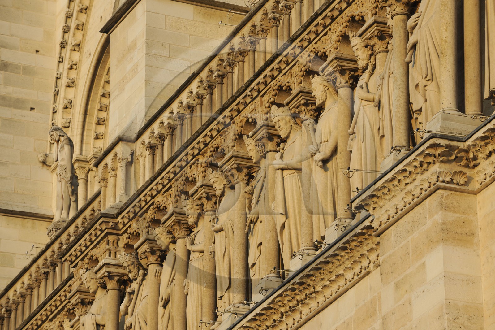 France, Paris (75), Ile de la Cité, cathédrale Notre-Dame de Paris, la galerie des Rois et la rosace de la façade occidentale