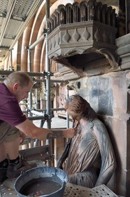 France, Bas-Rhin (67), Strasbourg, vieille ville classée au Patrimoine Mondial de l'UNESCO, la cathédrale Notre-Dame, chantier de restauration du Portail du Jour du jugement, nettoyage de la sculpture dite de la Synagogue à la brosse à dent par un compagnon tailleur de pierre