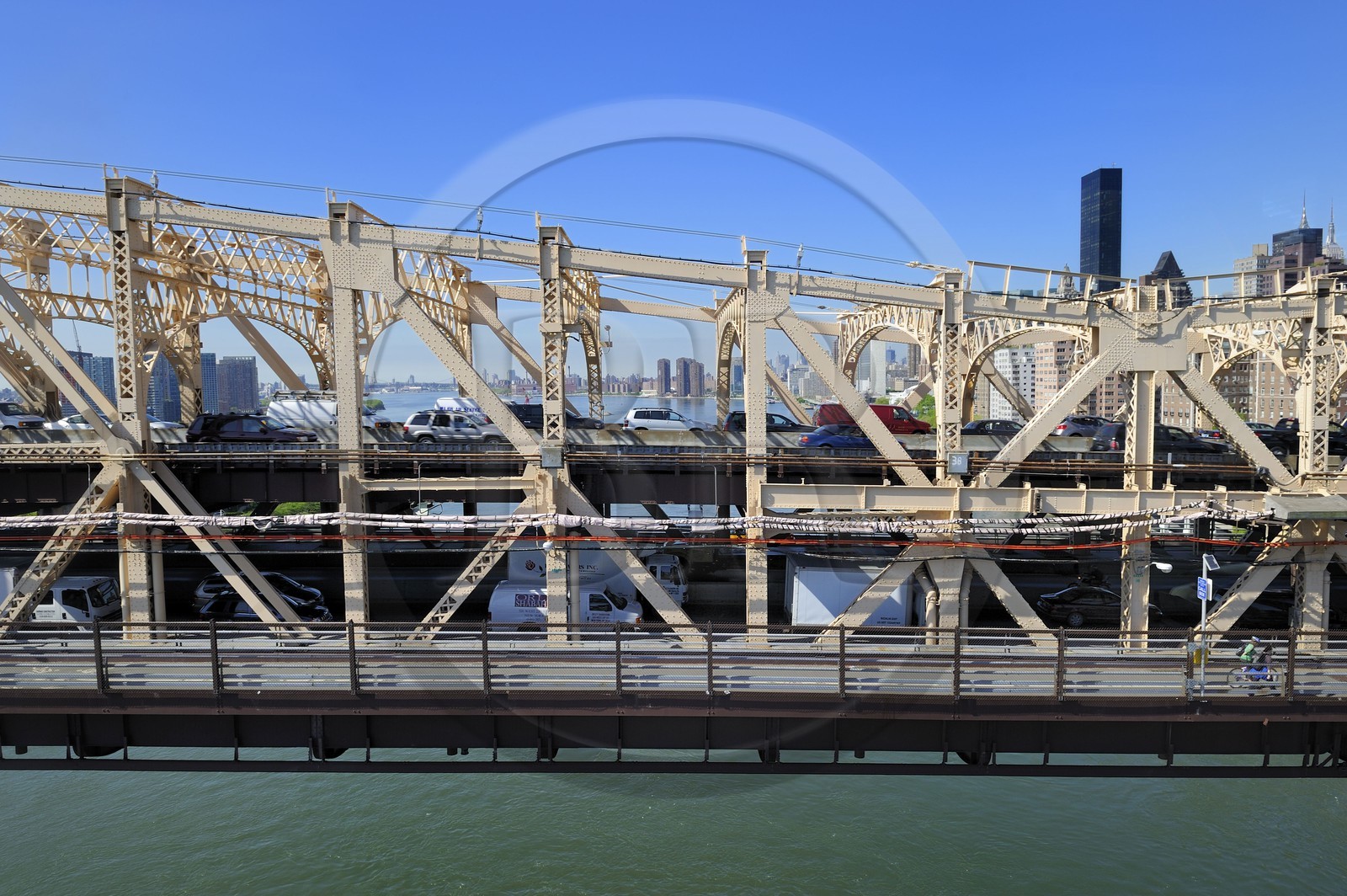 Etats-Unis, New York, Manhattan, Upper East side, le Queensboro Bridge qui rejoint Roosevelt Island au dessus de l'East River