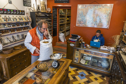 France, Cotes d'Armor, Paimpol, Christophe Lemaire du magasin d'épices La Cale Aux Epices rue des Huit Patriotes