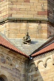 France, Bas-Rhin (67), Rosheim, église romane Saint-Pierre et St-Paul, un homme assis tient une sébile à la main