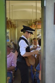 France, Alpes-de-Haute-Provence (04), entre Annot et Saint-Benoit, Lucile Isnard controle les billets à bord d'une voiture voyageur du Train des Pignes