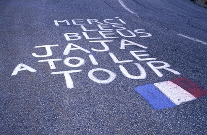 France, Haute-Garonne (31), Pyrénées, Slogans de supporters du Tour de France sur le route du col de Peyresourde