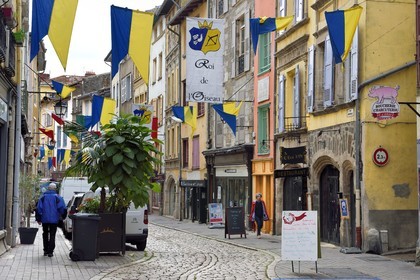 France, Haute-Loire (43), Le Puy-en-Velay, étape classée Patrimoine Mondial de l'UNESCO dans le cadre des chemins de Compostelle, ville Basse, rue Pannessac, Banderole annonçant la fête du Roi de l'Oiseau