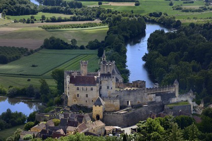 France, Dordogne (24), Périgord Noir, vallée de la Dordogne, Beynac-et-Cazenac, labellisé Les Plus Beaux Villages de France, château sur un éperon rocheux au dessus de la rivière Dordogne (vue aérienne)