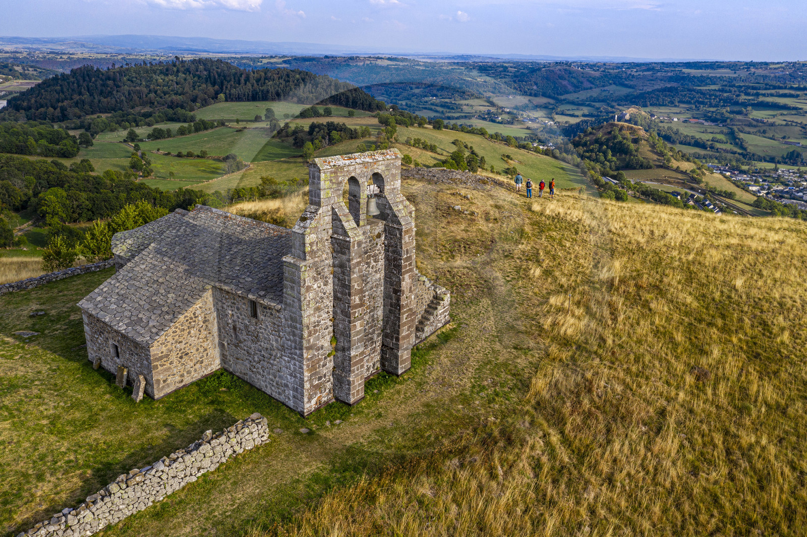 France, Cantal (15), Parc Naturel Régional des Volcans d'Auvergne, Chastel-sur-Murat, Chapelle Saint Antoine du XIIe siècle perchée sur un promontoire, randonneurs sur le chemin de Saint-Jacques de Compostelle par la Via Arverna (vue aérienne)